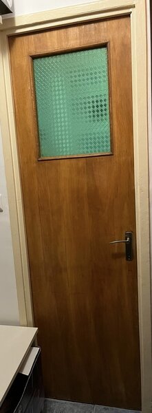 Cumpar usa baie bloc comunist, in stare foarte buna